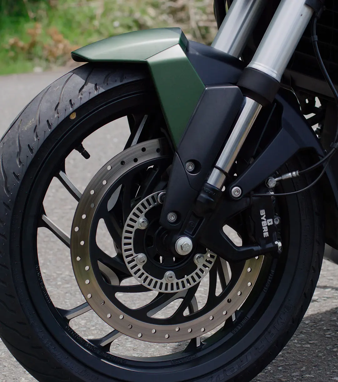 Detalles-dominar-400-touring-2