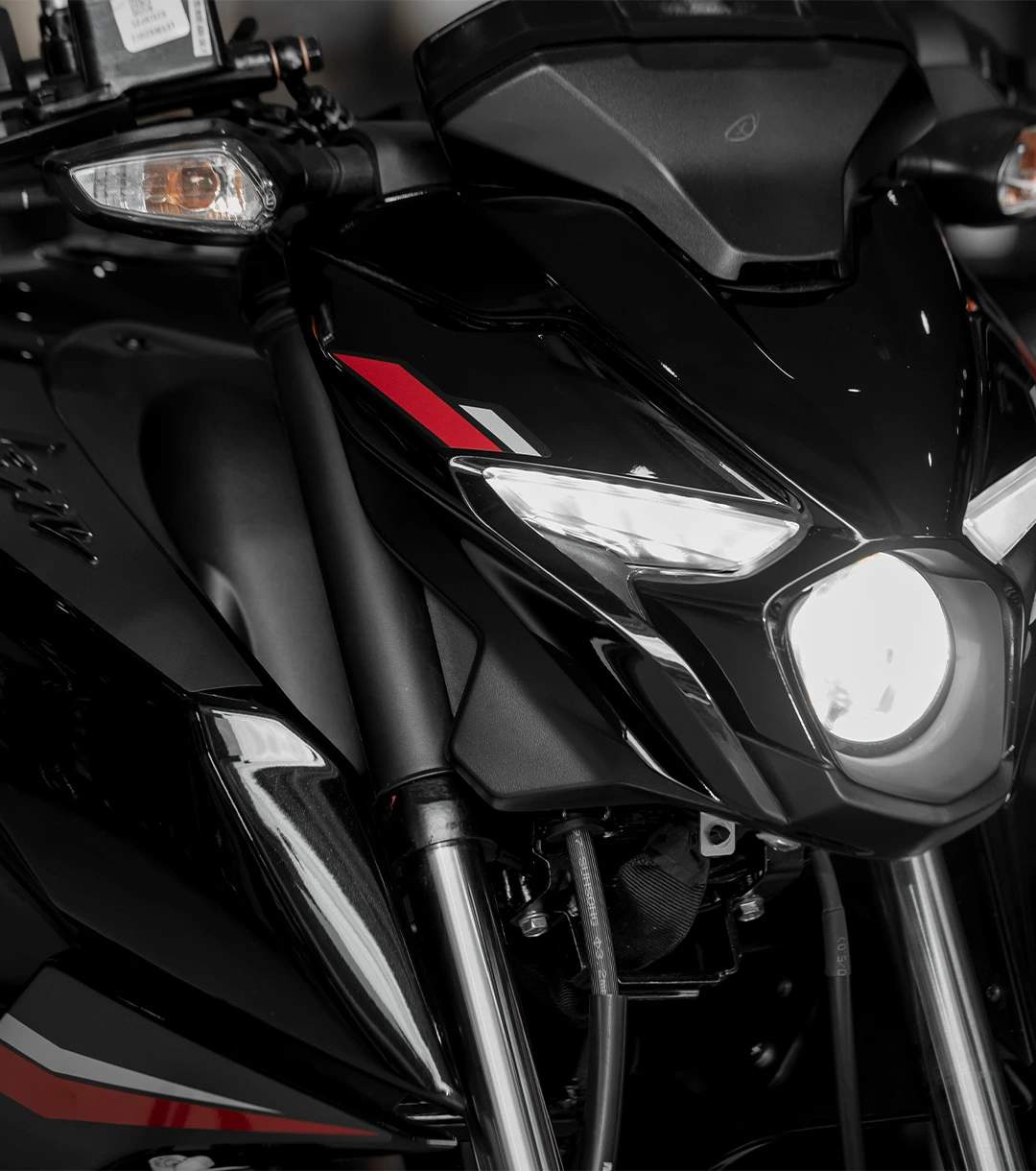 grupouma-pulsar-n160-carburada-farola-led